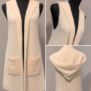 STUNNING Cream Sleeveless Cardigan (like new)
